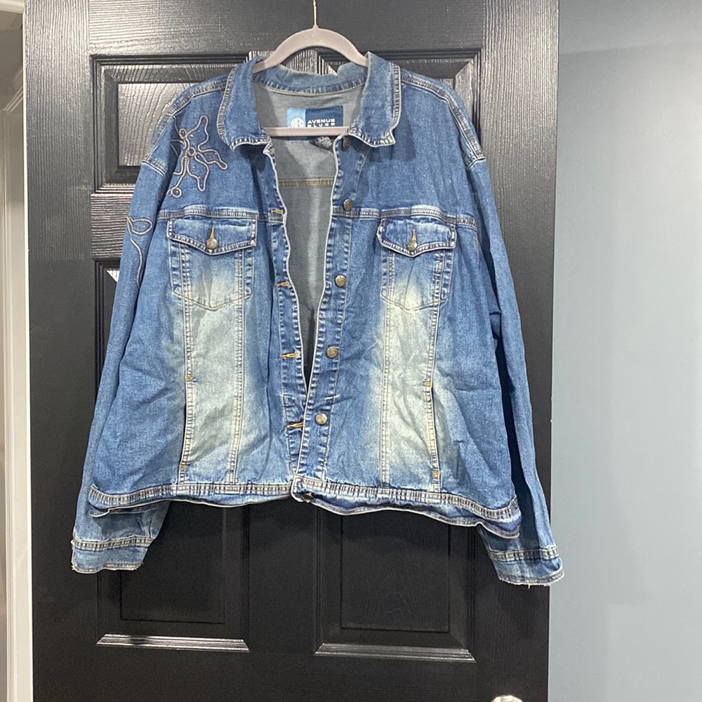 Woman’s Avenue, blue Jean jacket. Size 22/24. Embroidered with flowers